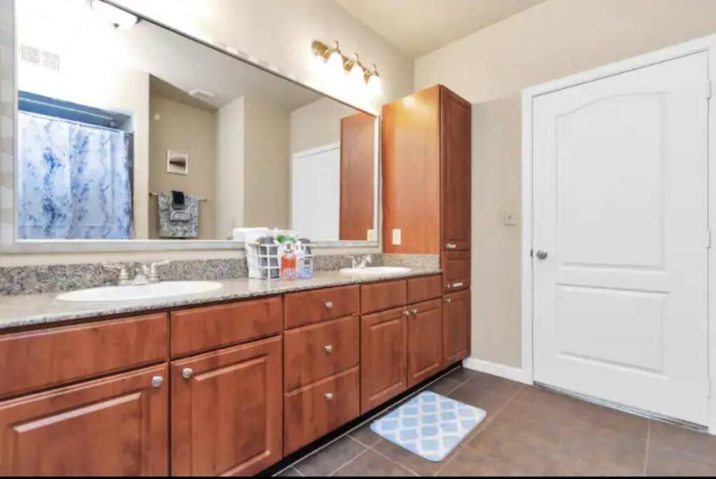 Modern Condo Near Texas Medical Center W Free Parking Х'юстон Екстер'єр фото